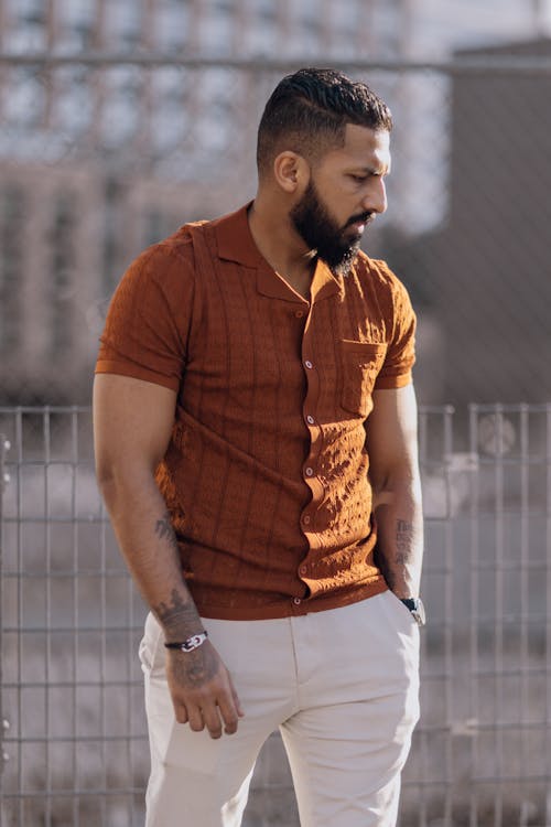 Foto profissional grátis de barba, cabelo curto, camisa laranja