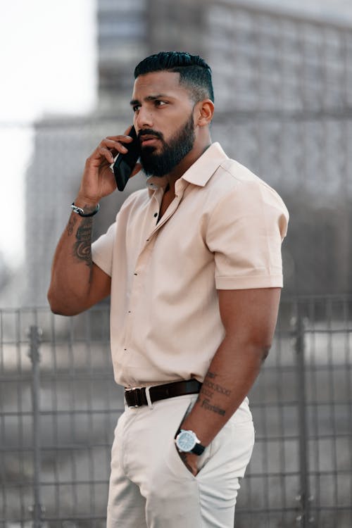 Foto profissional grátis de barba, camisa, de pé