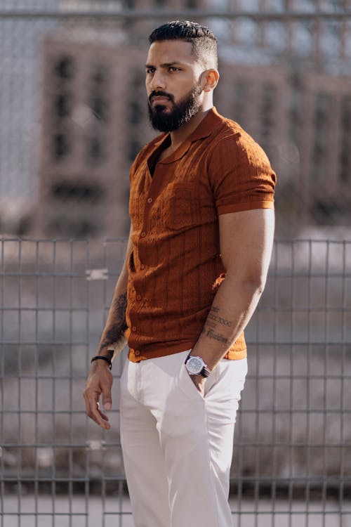 Foto profissional grátis de barba, calça, camisa