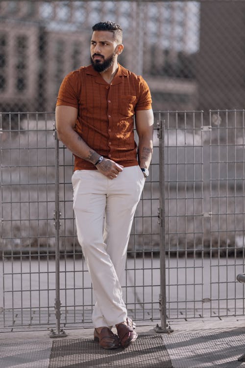 Foto profissional grátis de barba, cabelo curto, camisa laranja
