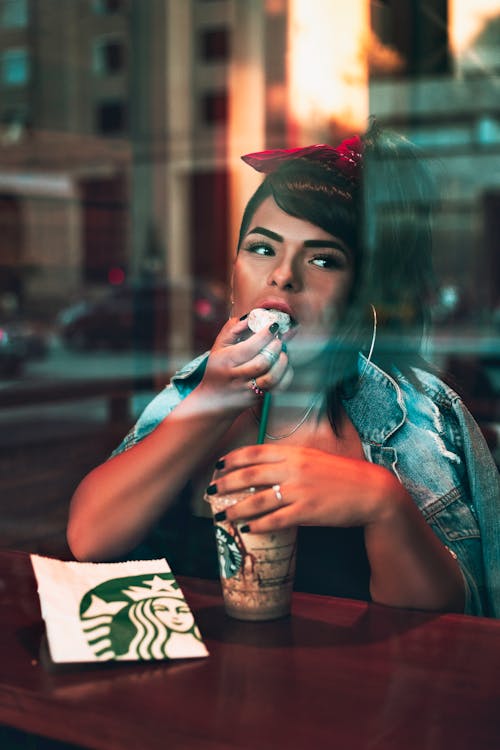 бесплатная фотография женщины в кафе Starbucks в выборочном фокусе Стоковое фото
