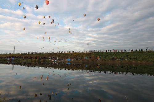 Foto profissional grátis de acontecimento, balões, campo