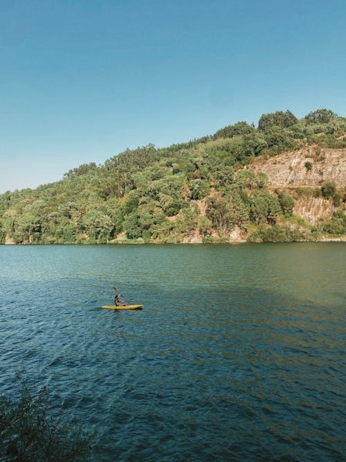 Immagine gratuita di alberi, canoa, cielo sereno