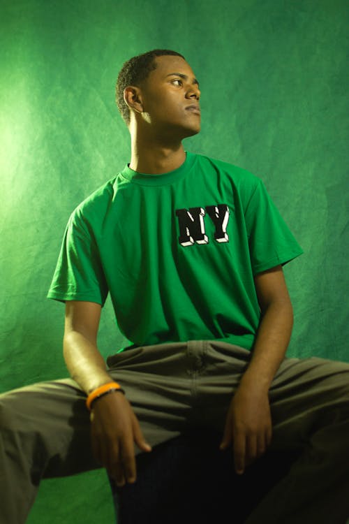 Foto profissional grátis de camiseta, fotografia de moda, fundo verde