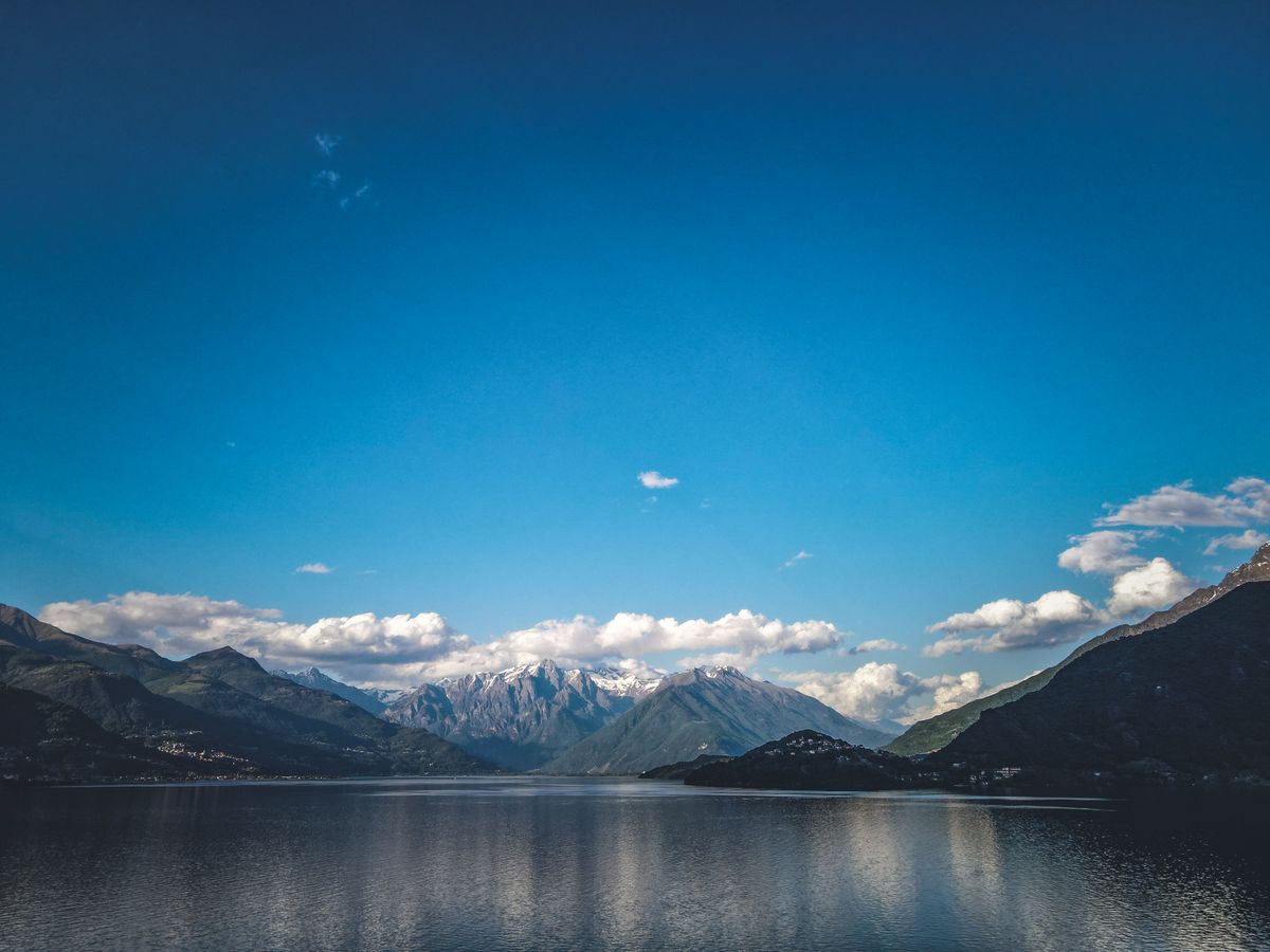 Lac alpin entouré de montagnes, image d’illustration