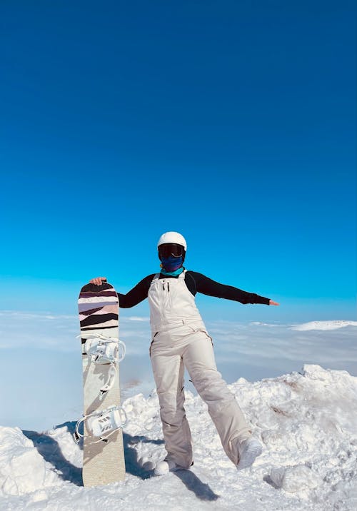 Darmowe zdjęcie z galerii z czyste niebo, deska snowboardowa, gogle narciarskie