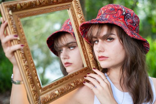 Photos gratuites de anneau dans le nez, chapeau de seau rouge, femme