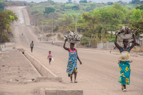 Kostenloses Stock Foto zu afrikanische frauen, arme angehoben, außerorts
