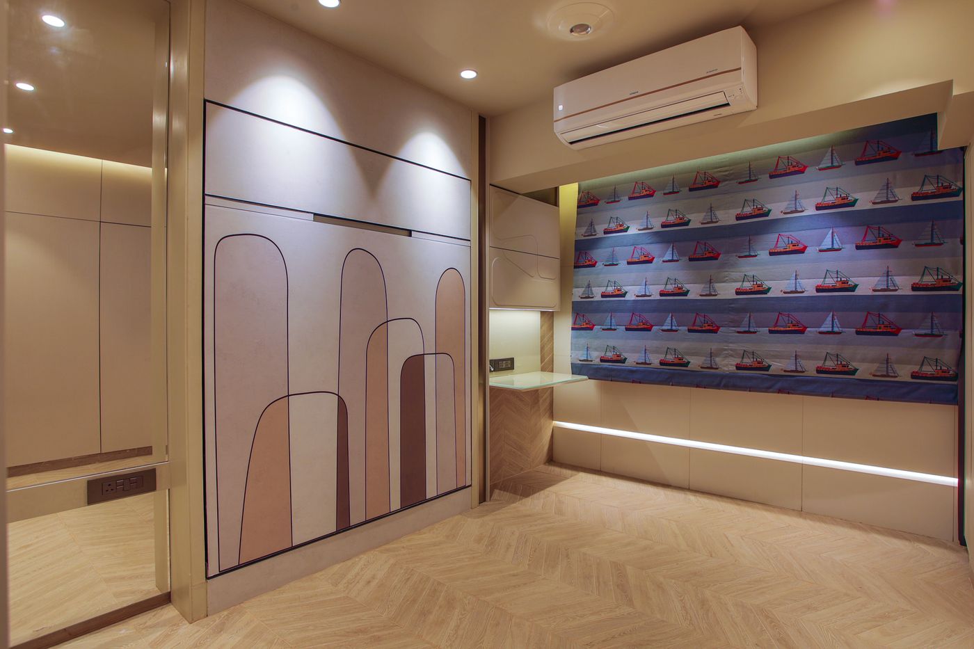 Interior real con pared decorativa