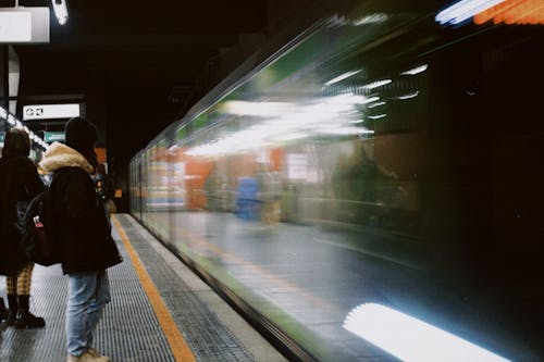 Základová fotografie zdarma na téma lidé, nástupiště, příjezd