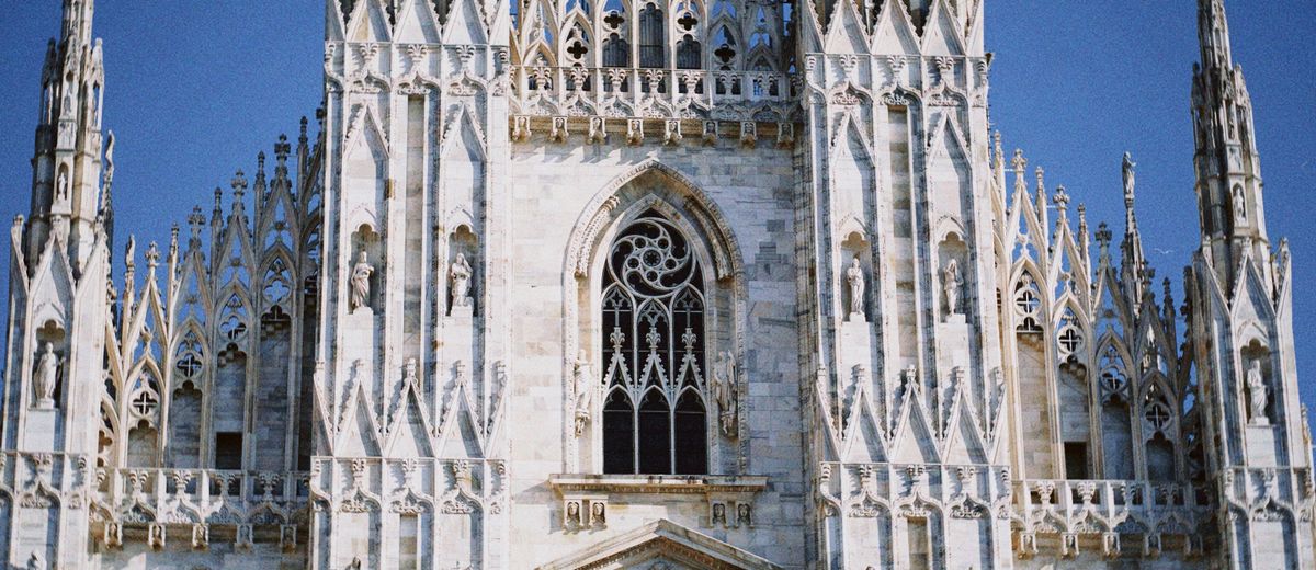 La fachada gótica del Duomo de Milán