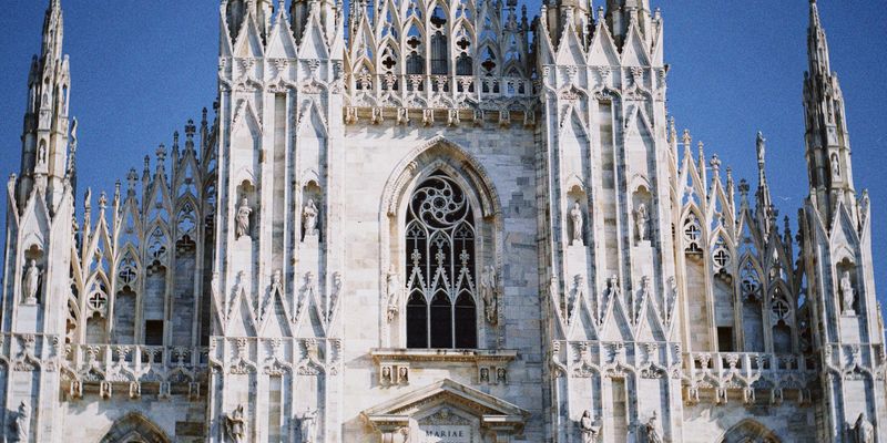 La fachada gótica del Duomo de Milán