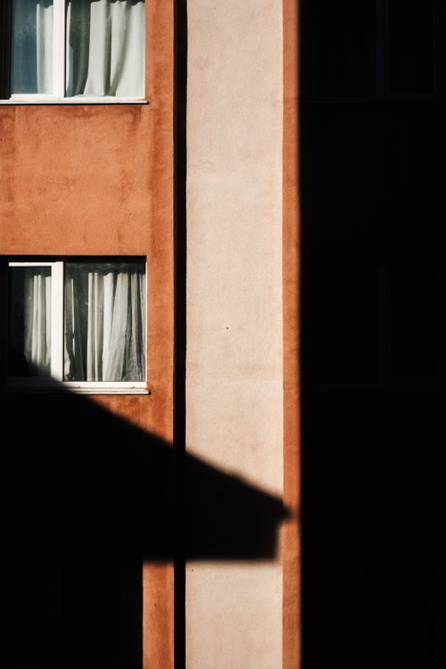 Free A geometric shadow cast on the facade of a residential building in İstanbul, capturing urban architecture. Stock Photo