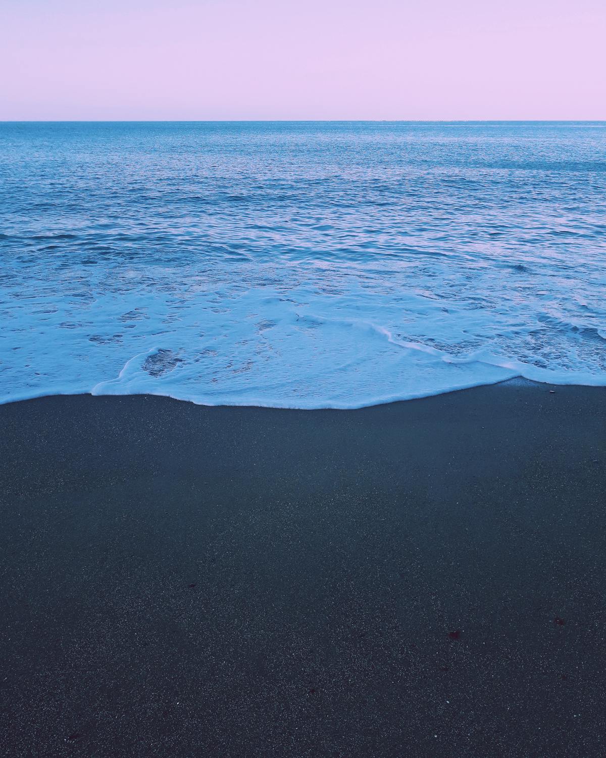 Shallow Water on Shore · Free Stock Photo