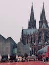 在德国科隆阴天拍摄的科隆大教堂与现代建筑