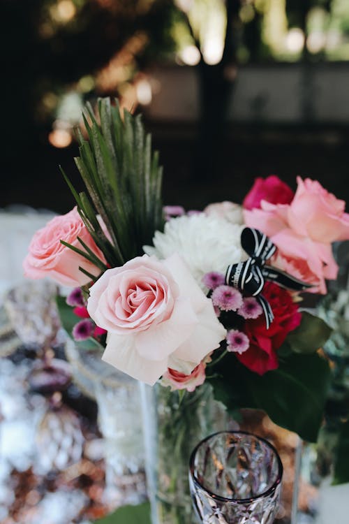Gratis lagerfoto af blomster arrangement, bord, buket