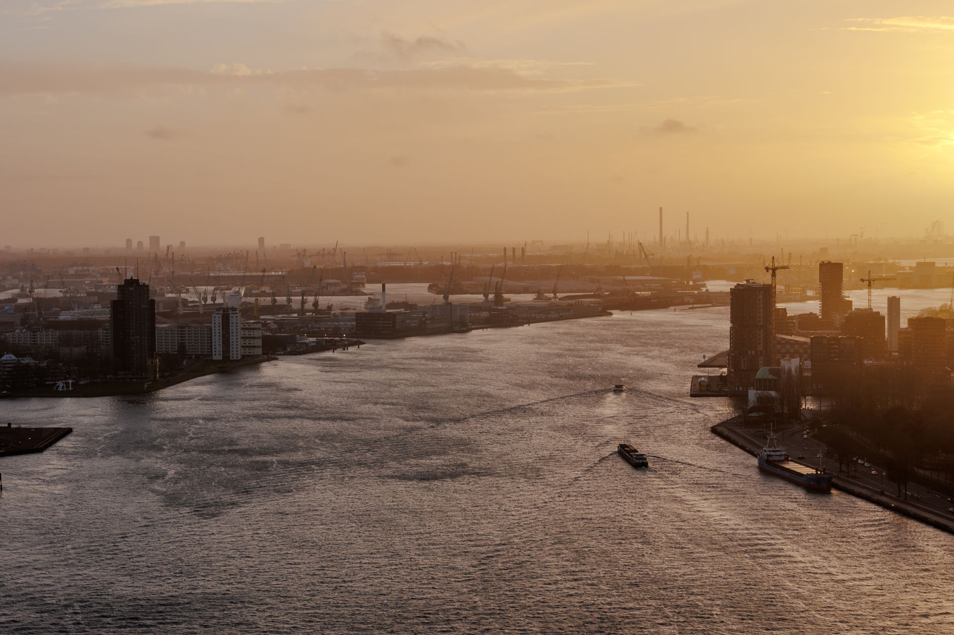 Rotterdam limanı ve Nieuwe Waterweg'in havadan görünümü