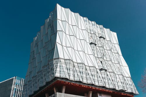 Fotografia Ad Angolo Basso Di Un Edificio Bianco In Stile Astratto Sotto Il Cielo Blu Calmo