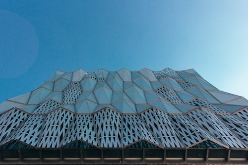 архитектурное фото серо синего бетонного здания