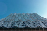 现代立面以几何图案设计，映衬着清澈的蓝天