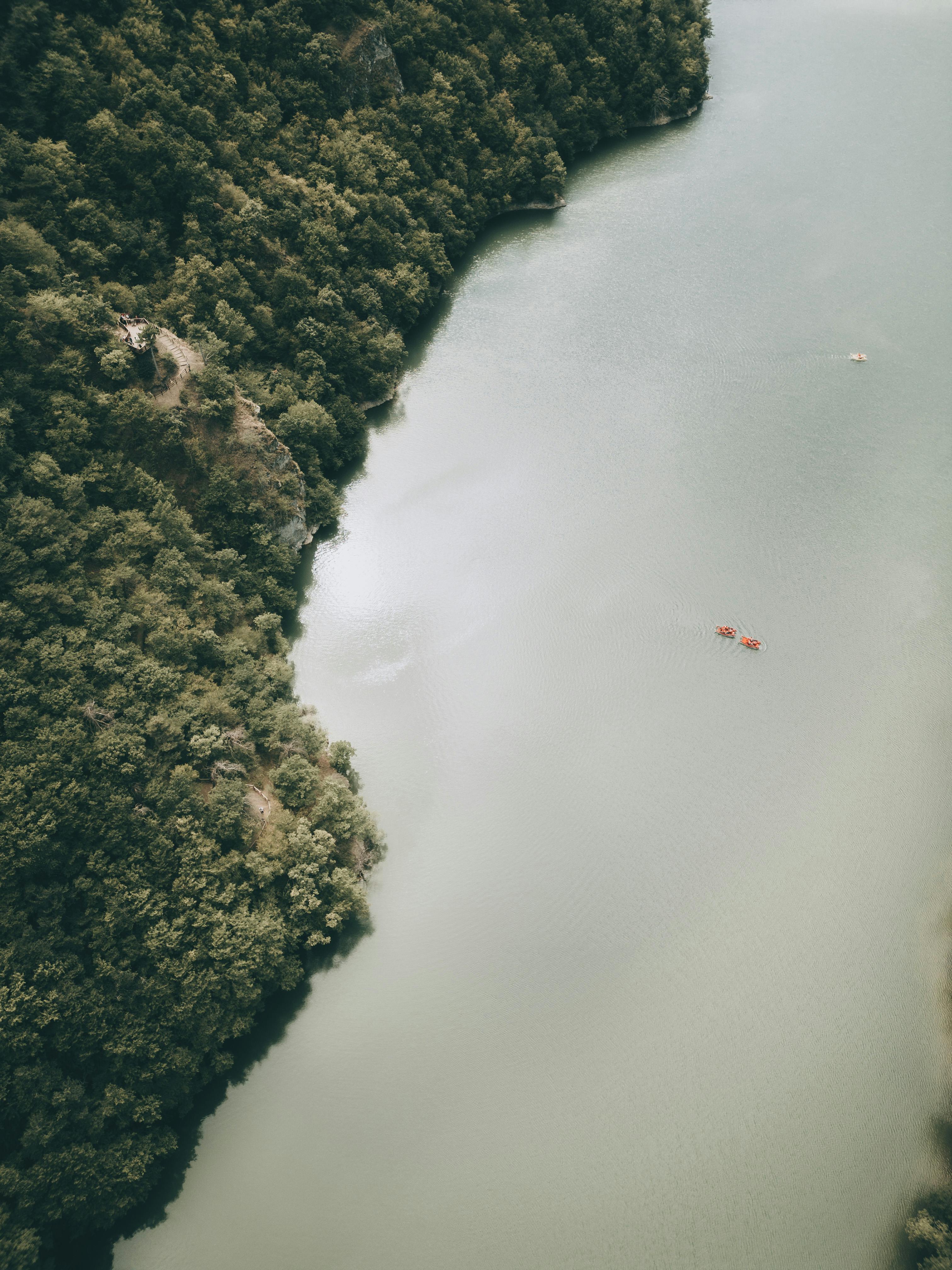 Stunning aerial shot of Boraboy Lake with lush forests in Amasya, Türkiye.
