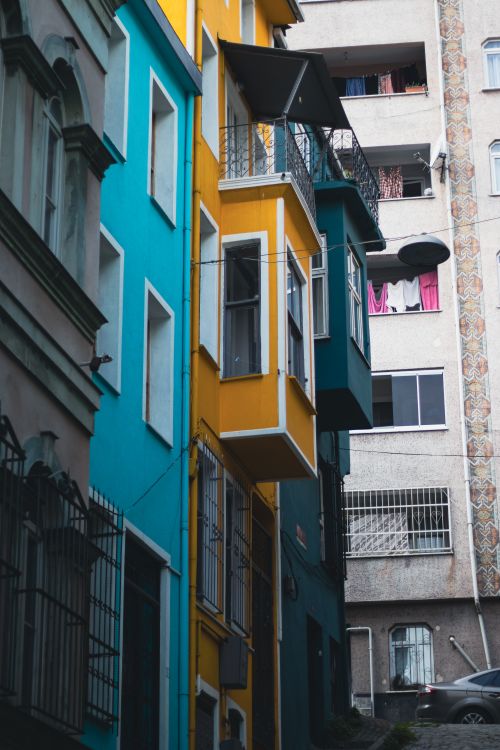 Free A vibrant alley in İstanbul showcasing colorful buildings and urban architecture. Stock Photo
