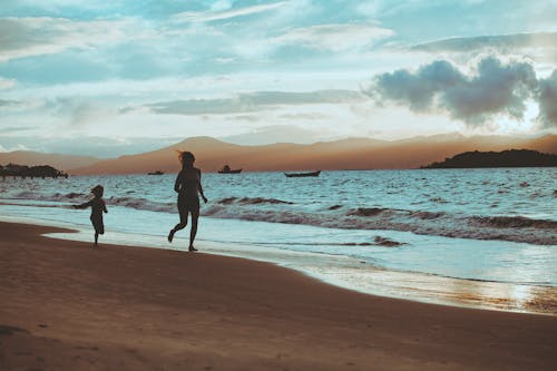 海岸を走る人々の写真