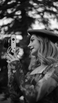 A woman in a beret using a vintage camera in Ankara.