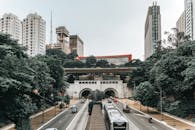 圣保罗的城市景观充满活力，以标志性的摩天大楼和繁忙的高速公路隧道为特色