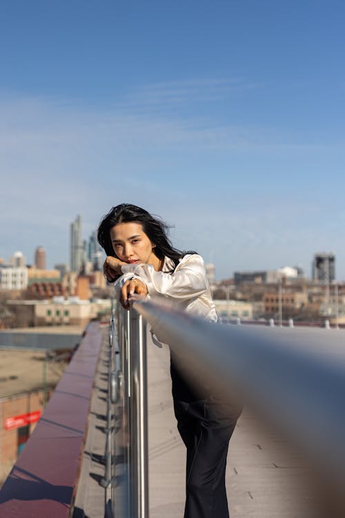 Gratis stockfoto met Aziatische vrouw, balustrade, heldere lucht