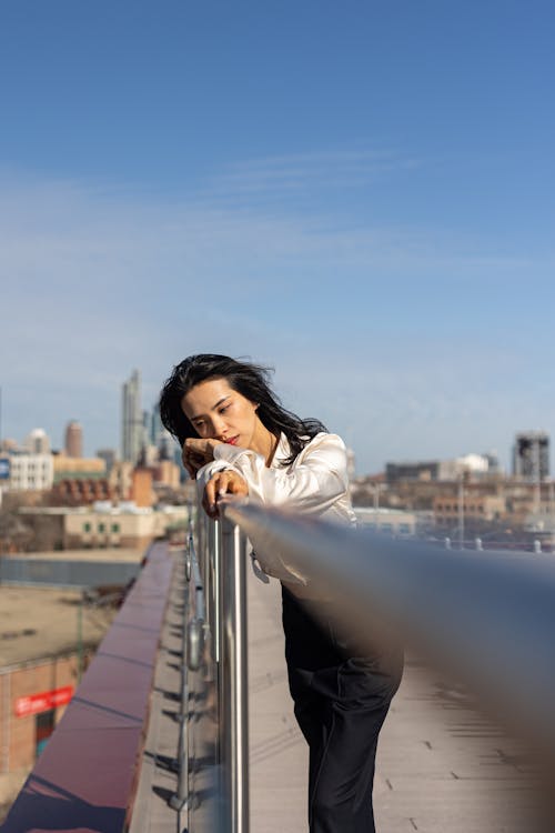 Immagine gratuita di capelli lunghi, capelli neri, città