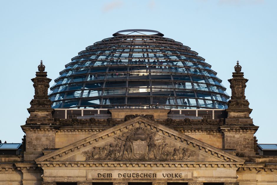 Fotomural La icónica cúpula de vidrio del Reichstag en Berlín, Alemania, contra un cielo despejado.