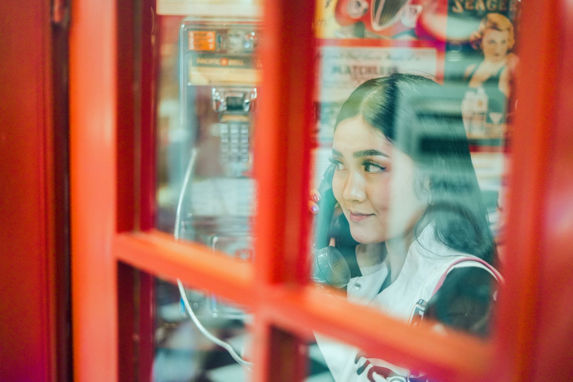 สมุดบันทึกเหตุการณ์ โทรศัพท์ และภาพถ่ายสถานที่ต้องสงสัยวางบนโต๊ะไม้ในบ้านผู้แจ้ง