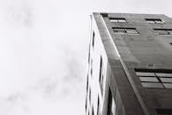 一张高对比度的黑白照片，拍摄的是澳大利亚墨尔本的一座现代摩天大楼