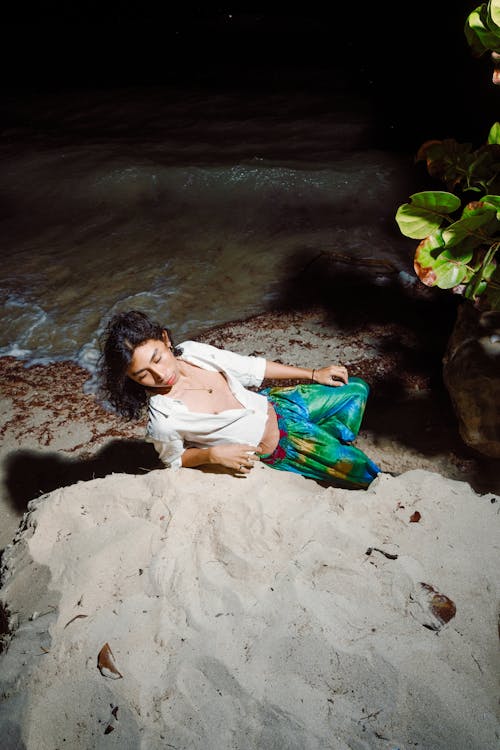 Foto profissional grátis de água, areia, deitado
