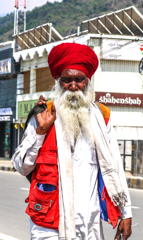 Fotobanka s bezplatnými fotkami na tému brada, červený turban, mestský