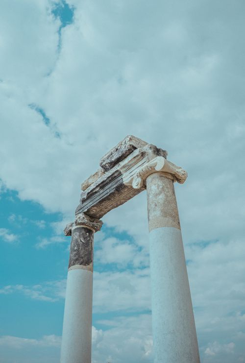 Free Tall ancient columns against a cloudy sky in Pamukkale, showcasing historical architecture. Stock Photo