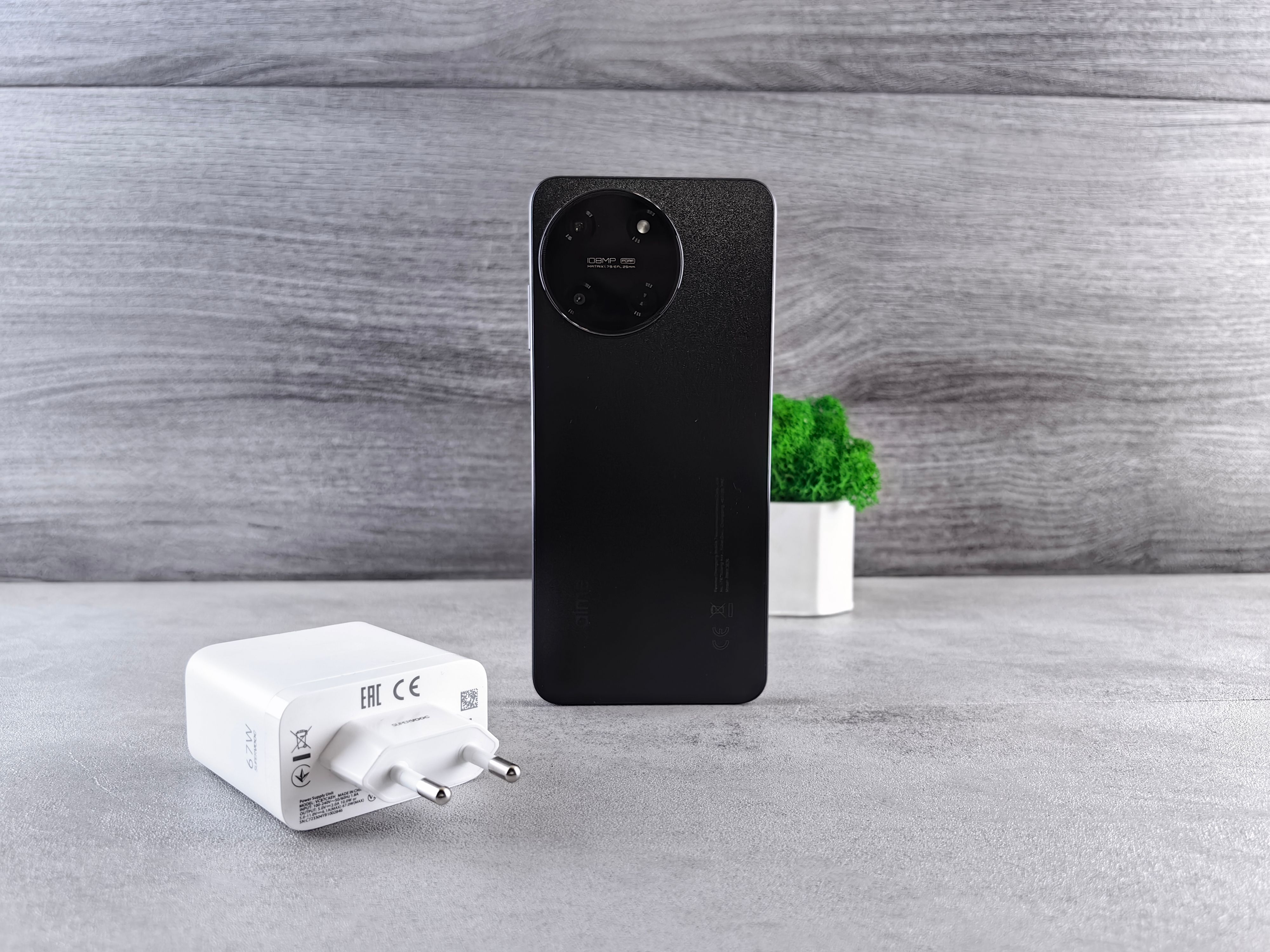 Acessórios influenciam no carregamento lento do celular Carregador e cabo USB para celular sobre superfície cinza