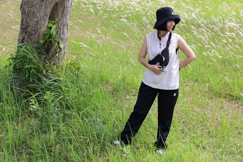 Ilmainen kuvapankkikuva tunnisteilla aasialainen nainen, hattu, laukku