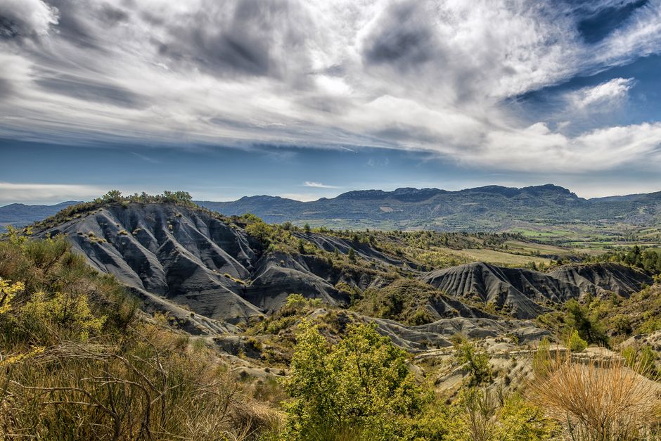 Scenic mountain and oak tree landscape views typical of Wildwood area in Thousand Oaks