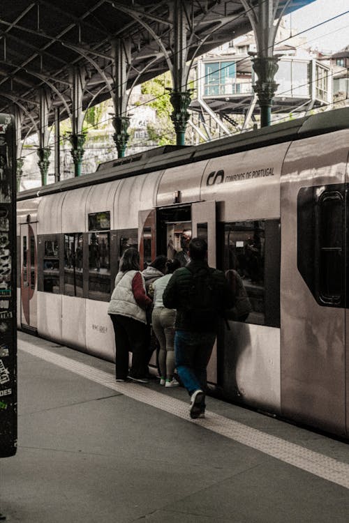Δωρεάν στοκ φωτογραφιών με Άνθρωποι, δημόσιες συγκοινωνίες, επιβατηγό τρένο