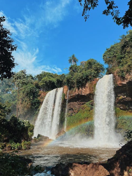 Бесплатное стоковое фото с вертикальный выстрел, водопад, гора
