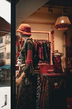 Chic fashion display of floral dress and hat on mannequin in an İstanbul boutique.