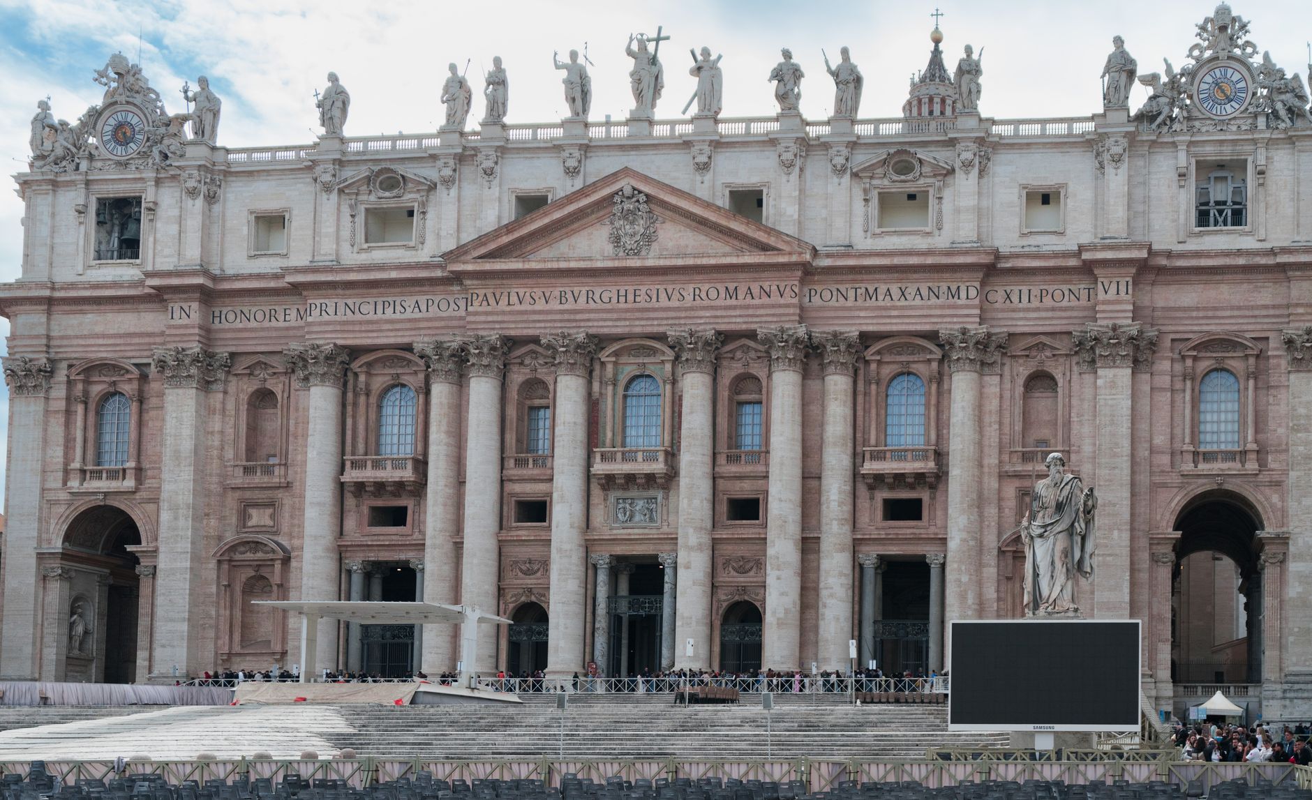 El Papa Francisco durante un acto público, con gesto de escucha y recogimiento