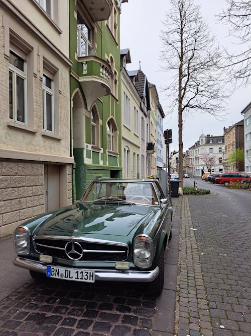 Kostenloses Stock Foto zu auto, bürgersteig, gebäude