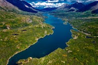 郁郁葱葱的青山环绕着宁静的湖泊，空中景观令人惊叹