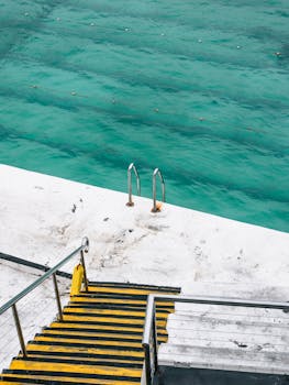 通往澳大利亚邦迪冰山游泳池的楼梯，大胆地采用了黄色和黑色