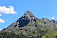 在晴朗的蓝天下，壮丽的山峰与岩石地形非常适合旅行和自然爱好者