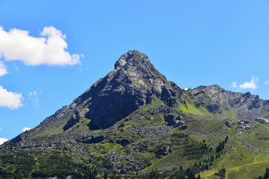 在晴朗的蓝天下，壮丽的山峰与岩石地形非常适合旅行和自然爱好者