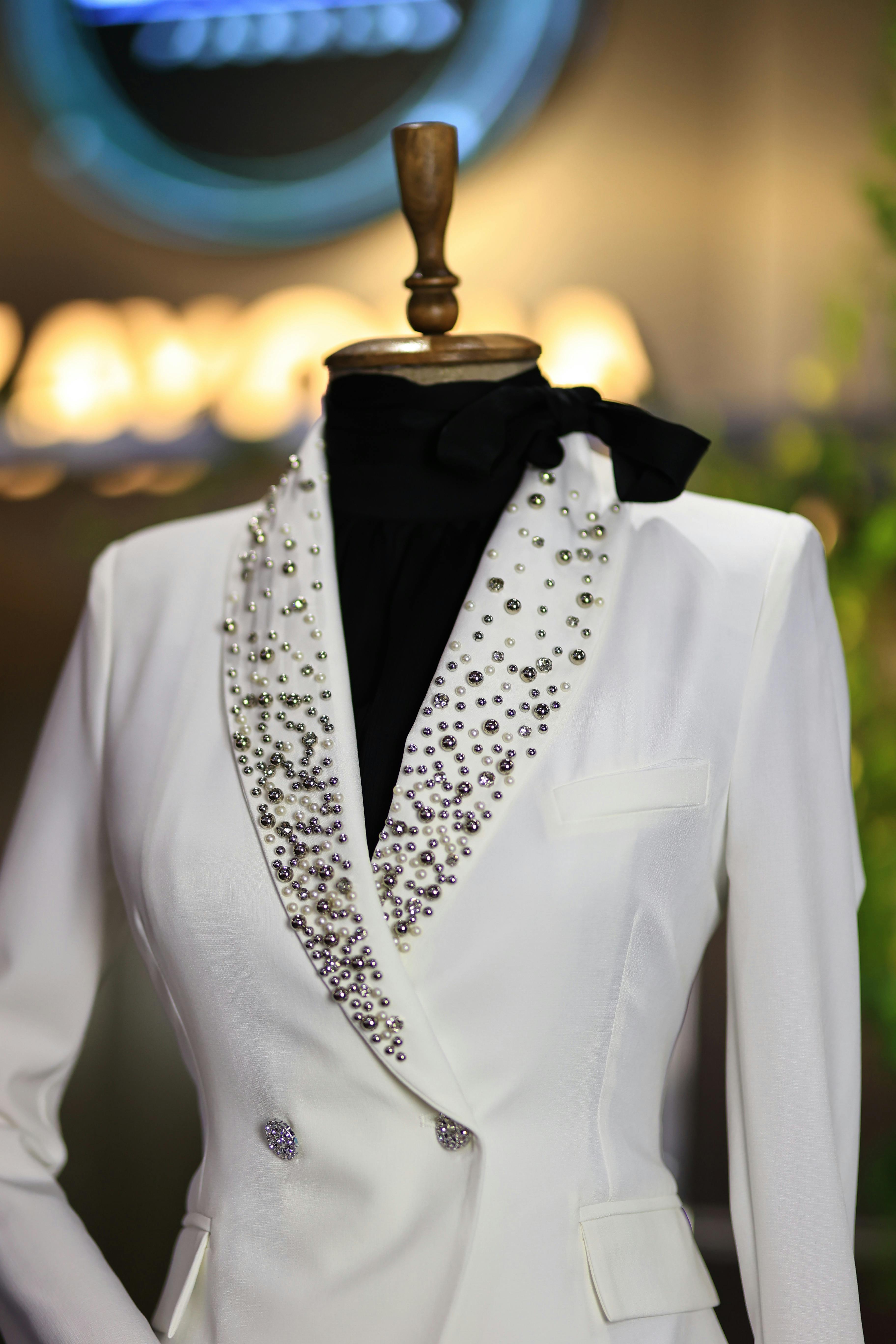 Şık beyaz ceket manken üzerinde